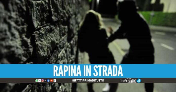 Pugni a una donna per rubarle il cellulare, 16enne in manette a Frattamaggiore