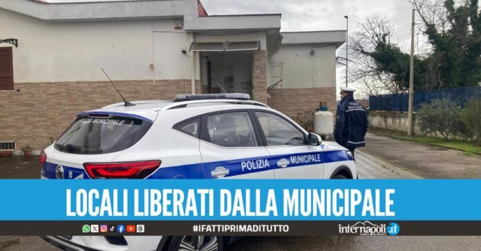 Quarto, sgomberati gli alloggi della scuola occupati abusivamente dall’ex custode