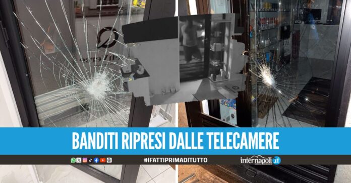 Serranda tagliata e porta distrutta, ladri col flex messi in fuga dall'allarme ad Afragola