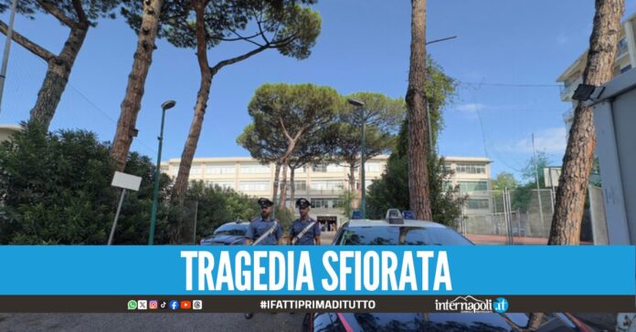 Studente minaccia di lanciarsi dalla finestra della scuola paura a Torre del Greco