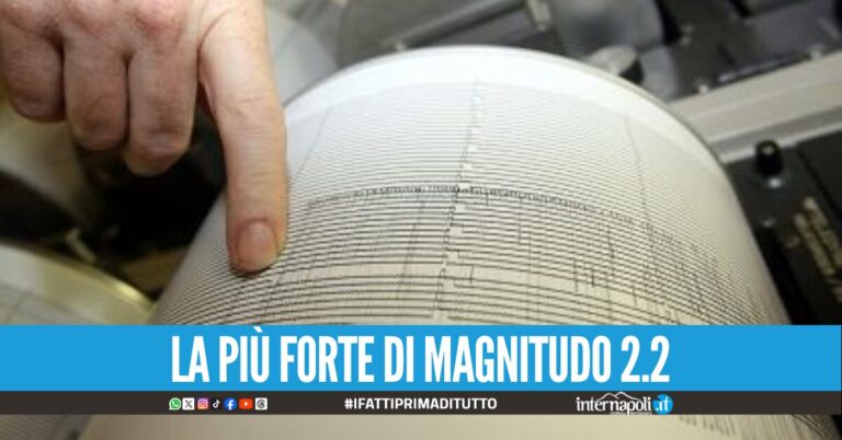 Tremano i Campi Flegrei lo sciame sismico nella notte spaventa la popolazione