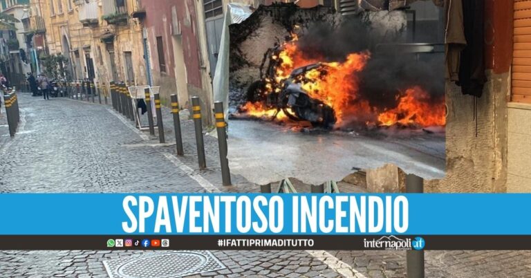 Fiamme al vico delle Nocelle, distrutte un'auto e cinque moto