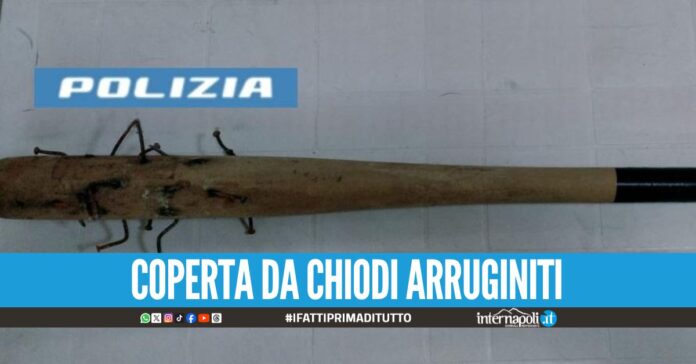 Nascondeva una mazza chiodata, beccato un 15enne a Napoli