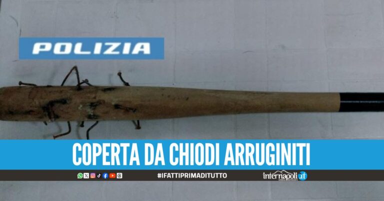 Nascondeva una mazza chiodata, beccato un 15enne a Napoli