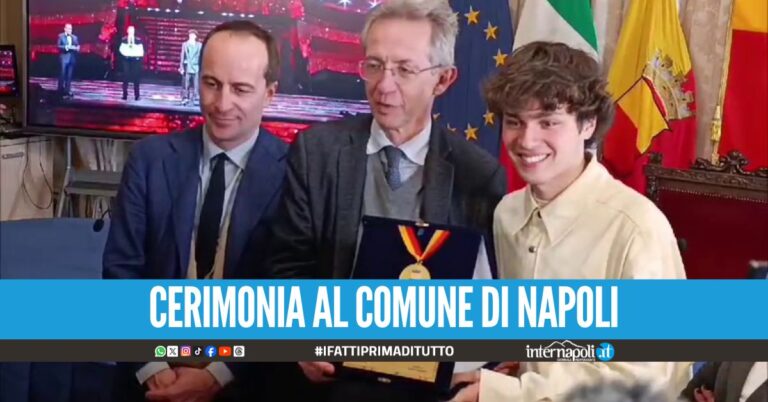 Manfredi premia Settembre, il vincitore di Sanremo: "Sono figlio di Napoli"
