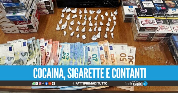 Vendeva droga e sigarette dalla finestra di casa, in manette 55enne ai Quartieri Spagnoli