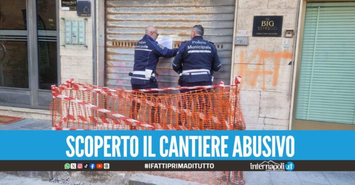 Rompe il marciapiede in via Marina per realizzare la sua autorimessa, denunciato il titolare