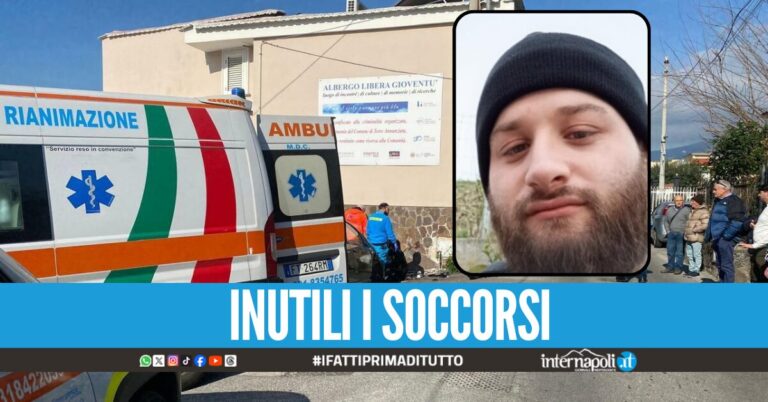 Si schianta contro un’auto in sosta e cade dallo scooter, Luigi muore a 22 anni a Torre Annunziata
