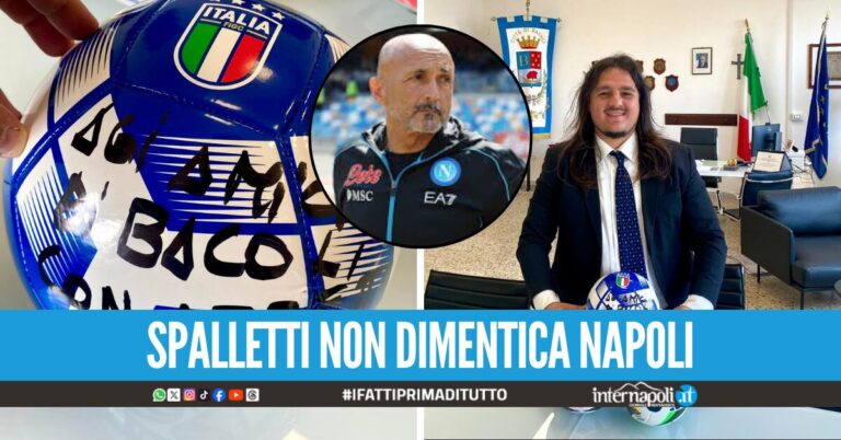 Spalletti cuore d'oro. L'ex mister del Napoli, campione d'Italia nel 2023, ha partecipato indirettamente all'inaugurazione del campo sportivo di Bacoli regalando i palloni per permettere il disputarsi delle partite. Alcuni di essi sono stati autografati dallo stesso Spalletti