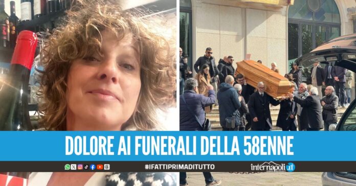 Folla e commozione a Salerno per i funerali di Carla, il figlio indagato porta la bara fuori la chiesa