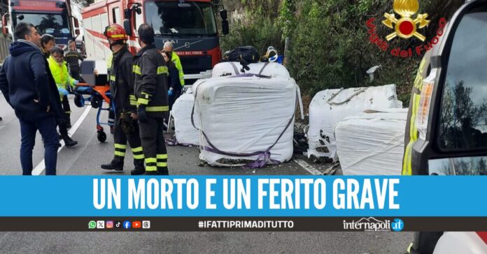 Tir di ecoballe perde il carico, travolto gruppo di ciclisti: morto 49enne a Salerno
