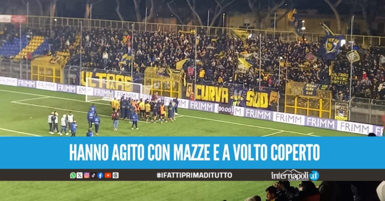 "Spogliano" i tifosi ospiti e gli portano via maglie e striscioni, scatta il Daspo per 13 stabiesi