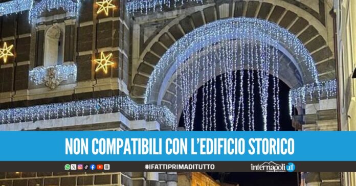 Le luminarie di Natale sull'arco di Aversa erano abusive, scattano le denunce