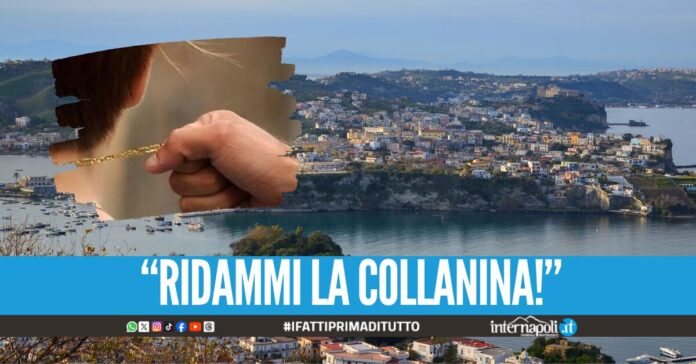 Pretende la collanina che le aveva regalato e gliela strappa dal collo, arrestato 55enne a Bacoli