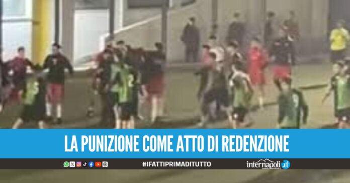 Match dell'Under-17 nel Napoletano sfocia in rissa, il presidente manda i calciatori a pulire le spiagge