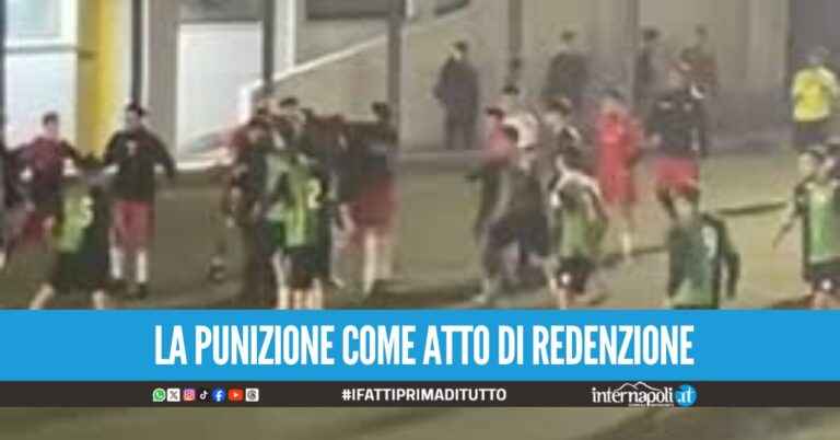 Match dell'Under-17 nel Napoletano sfocia in rissa, il presidente manda i calciatori a pulire le spiagge