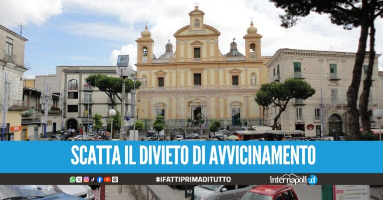 Davanti al negozio con una rosa e un coltello, minaccia e discrimina l'ex collega: in manette 25enne a Sant'Antimo