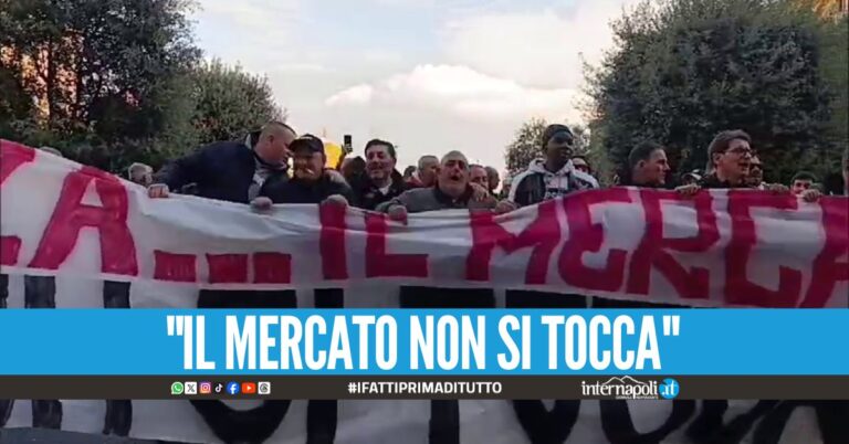 "No alla pista ciclabile", la protesta dei mercatali di Scampia