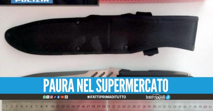 Accoltella l'addetto alla sicurezza nel Conad, tenta la fuga a Napoli