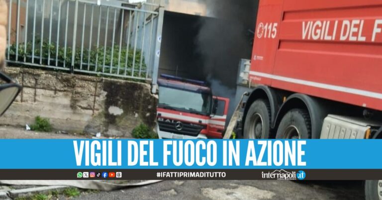Nube nera nel cielo di Volla, l'incendio allerta i residenti