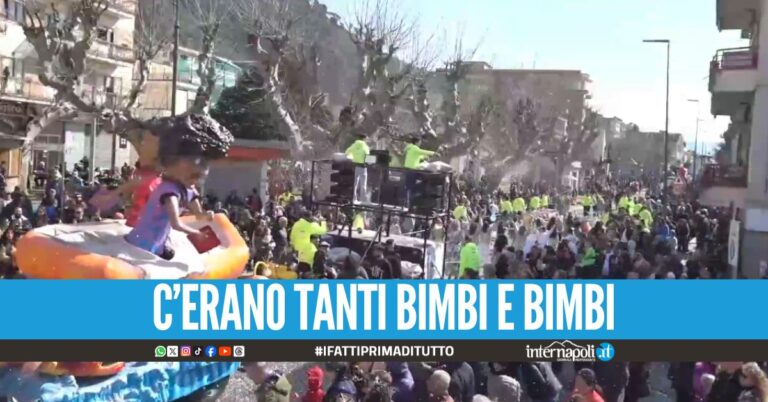 Mostra i genitali durante la sfilata di Carnevale, arrestato a Sarno