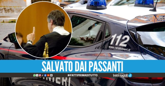 Follia a Castellammare, perde la causa e aggredisce in strada il suo avvocato: Ti uccido