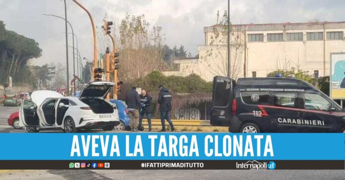 Perdono il controllo dell'auto rubata ladri fuggono a piedi a Fuorigrotta