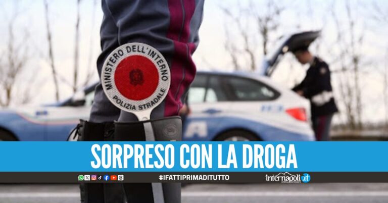Senza patente fugge all'alt e investe un poliziotto, 21enne arrestato a Barra