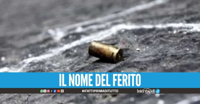 Spari nella notte fuori un bar a Chiaia, chi è il 24enne gambizzato