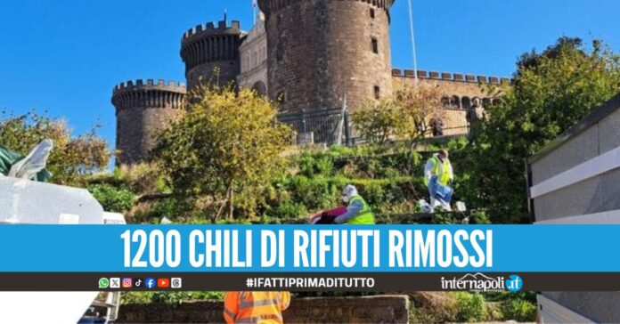 Operazione clochard al Maschio Angioino, sfrattati i senza tetto e smantellati i rifiuti