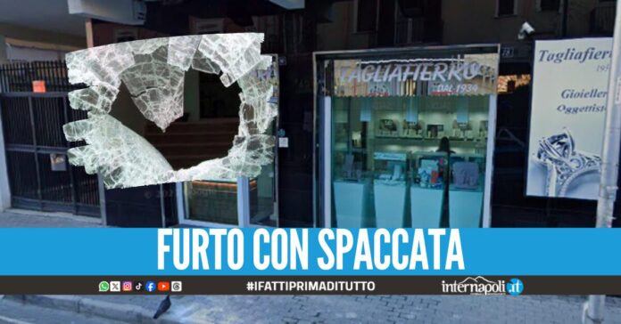 Assalto in gioielleria a Caserta, ladri via con un bottino da 60mila euro