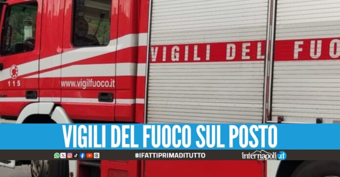 Fiamme a Scampia, a fuoco un deposito di legname