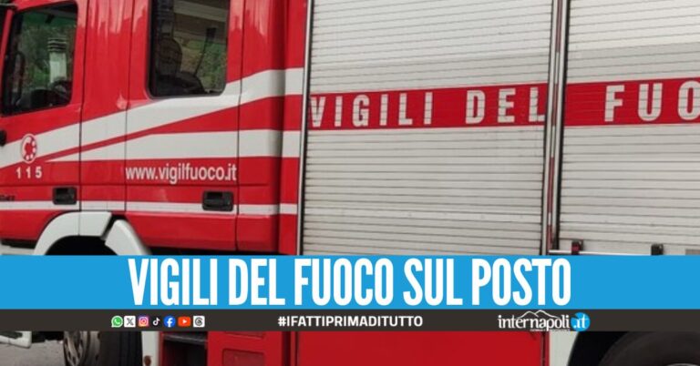 Fiamme a Scampia, a fuoco un deposito di legname