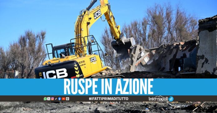 Abbattimento di 70 case a Castel Volturno, cancellati gli abusi dei clan