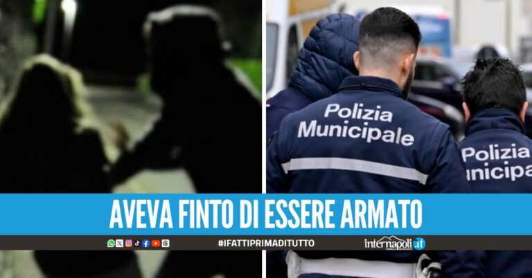 Ho una pistola, tenta di rapinare una donna ma non si accorge dei vigili: arrestato a Napoli