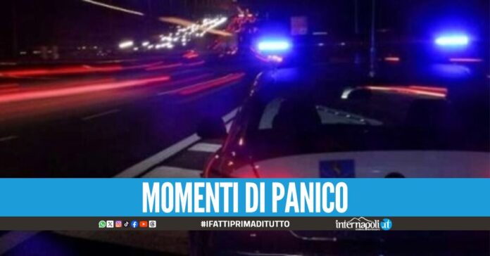 A piedi sull'autostrada tenta di lanciarsi contro le auto, i poliziotti evitano la tragedia