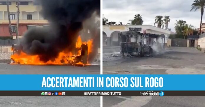 Bus distrutto dalle fiamme a Varcaturo, i passeggeri messi in salvo dall'autista