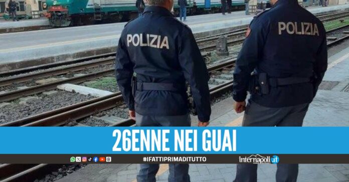 Caos sul regionale verso Napoli, aggredisce il capotreno e si nasconde nei bagni