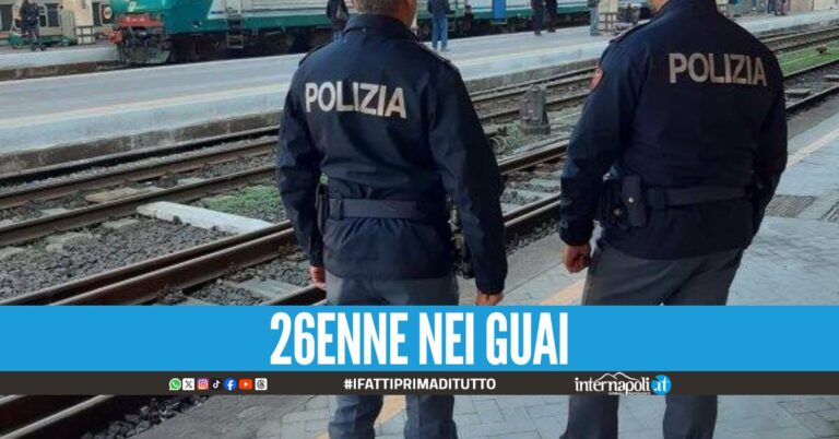 Caos sul regionale verso Napoli, aggredisce il capotreno e si nasconde nei bagni