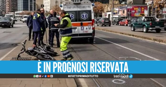 Ciclista investito da un'ambulanza a Napoli, portato d'urgenza in ospedale: è grave