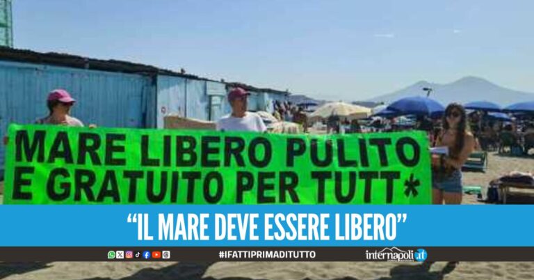 Rete da pesca sulla statua del Nilo, la protesta per chiedere spiagge gratuite a Napoli