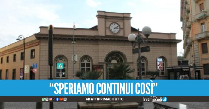 La Funicolare di Chiaia, che unisce l'omonimo quartiere al Vomero, ha prolungato l'orario di attività fino alle 2 di notte. Notizia favorevole per residenti e turisti che potranno usufruire di un trasporto pubblico più accessibile nelle ore notturne. Non sono mancati, però, disservizi.