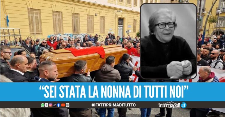 Napoli saluta "Nennella", in centinaia al corteo funebre della "regina" della pasta e patate