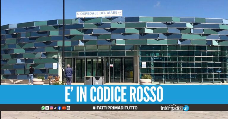 Si lancia nel vuoto a Torre del Greco, i carabinieri lo afferrano ma cade lo stesso