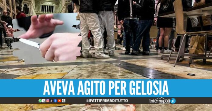Accoltellò un giovane in Galleria Umberto dopo la discussione, 17enne condannato a 4 anni