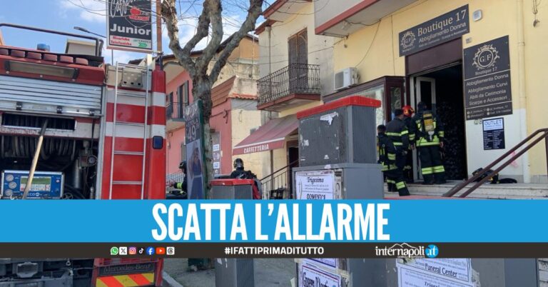 Incendio nel negozio a Giugliano, fumo nero al corso Campano.