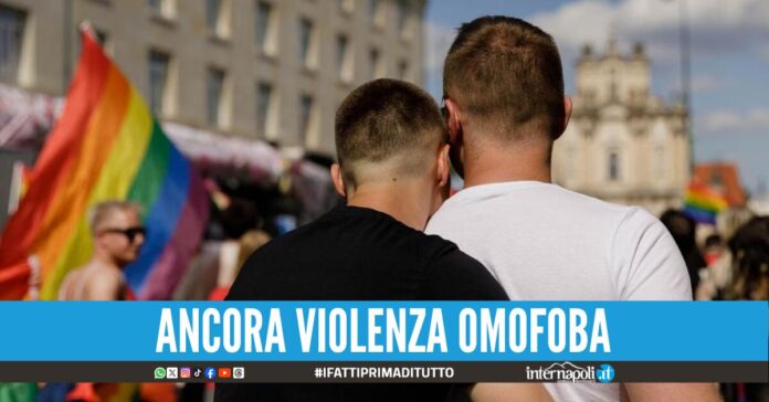 Coppia gay aggredita dal vicino di casa a Napoli la denuncia di Arcigay