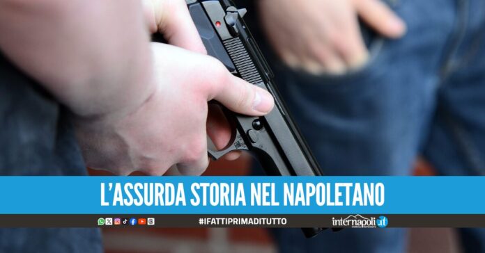 Costringe un coetaneo a lavorare gratis e lo minaccia con la pistola, arrestato 17enne