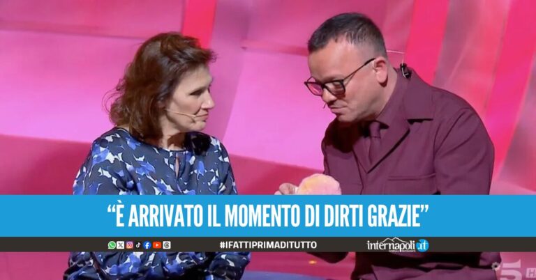 Gigi D'Alessio ospite a C'è posta per te, è il regalo dei figli per mamma Pina