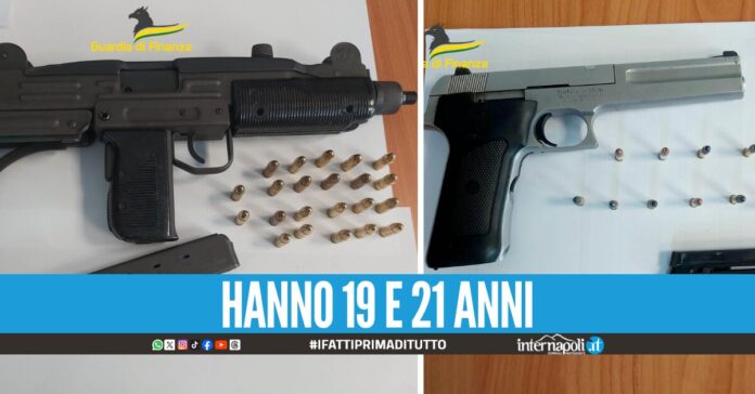 In auto con pistola e mitragliatrice UZI pronte a sparare, due arresti a Napoli